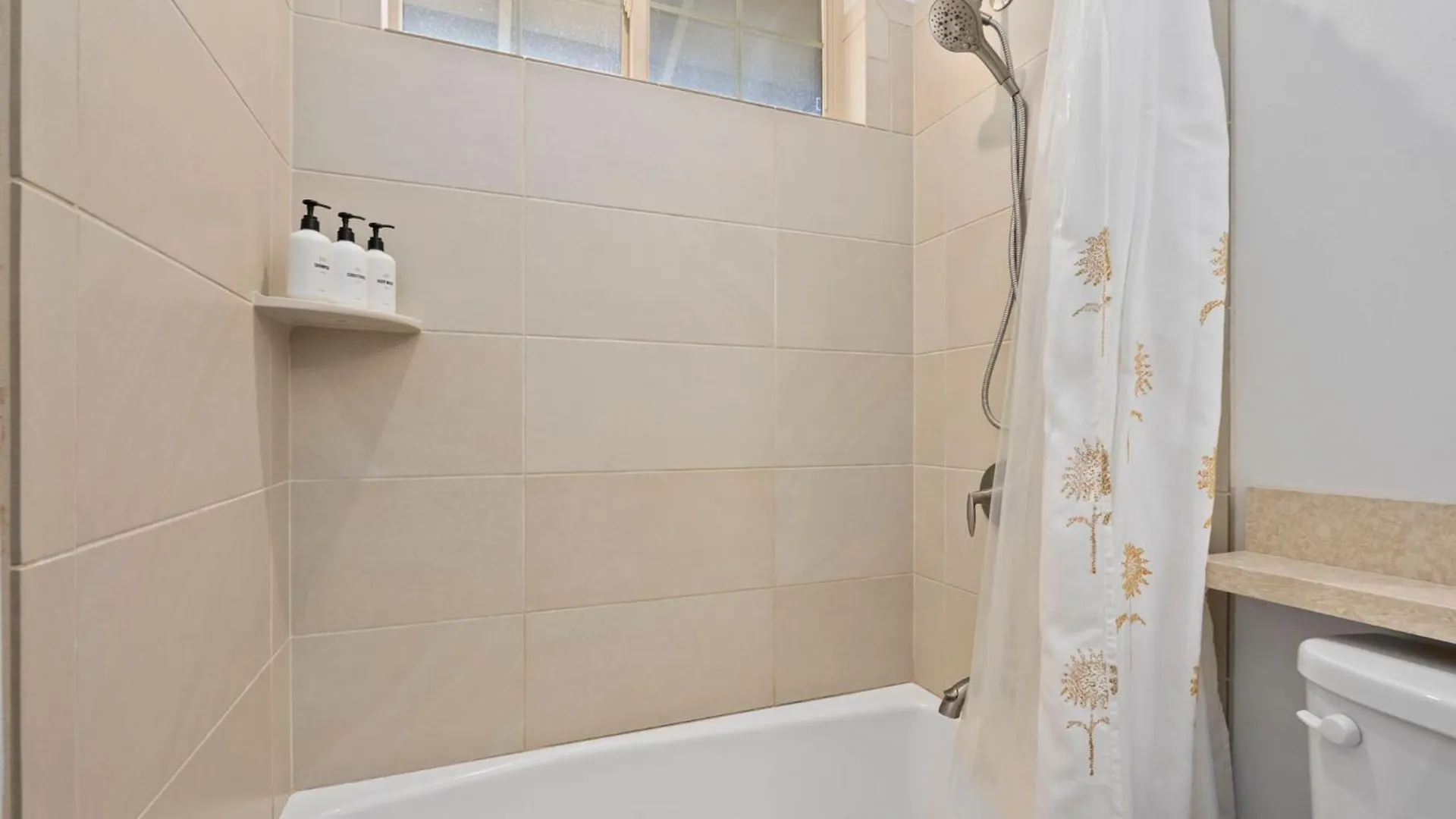 # Marbella Lane-Elegant 3Br Getaway W-Superb Views Villa Waianae